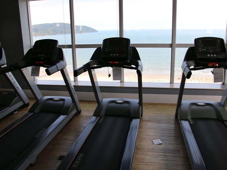 Studio com cama King na quadra da praia