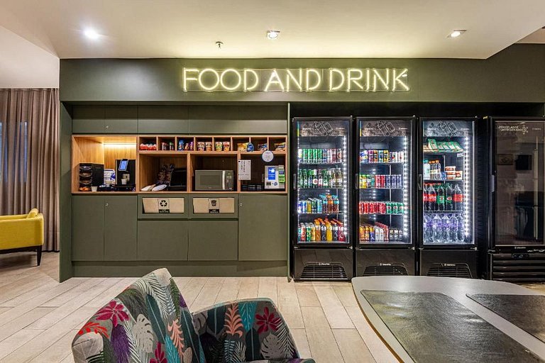 Studio com 2 camas na quadra da praia