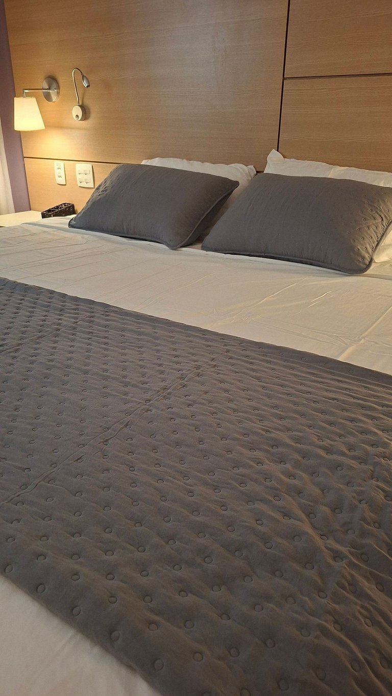 Studio com cama king a 50 metros da praia