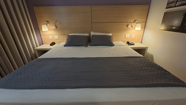 Studio com cama king a 50 metros da praia