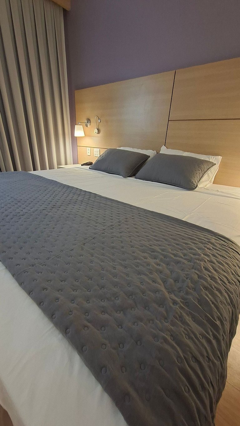 Studio com cama king a 50 metros da praia