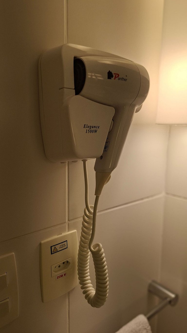 Studio com cama king a 50 metros da praia