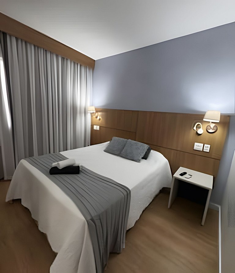 Flat na quadra da praia com cama queen!