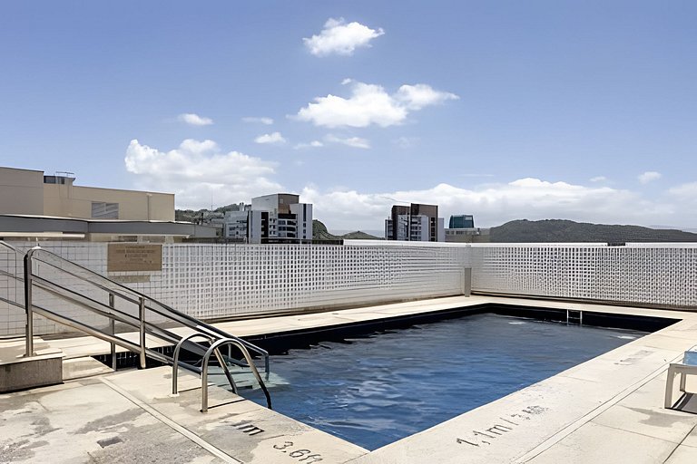 Flat na quadra da praia com cama king!