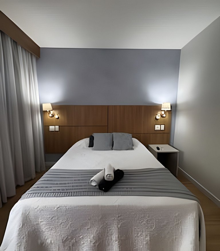 Flat na quadra da praia com cama queen!