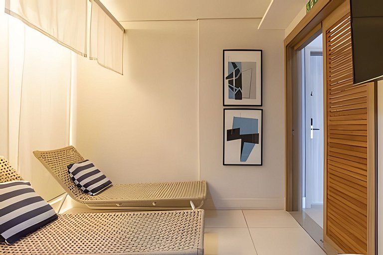 Flat na quadra da praia com cama queen!