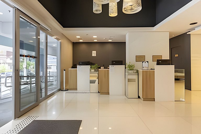 Flat na quadra da praia com cama queen!