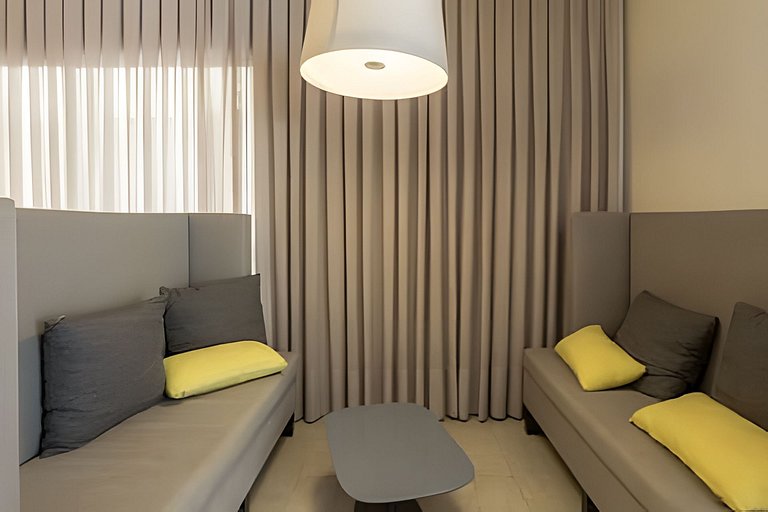 Flat na quadra da praia com cama king!