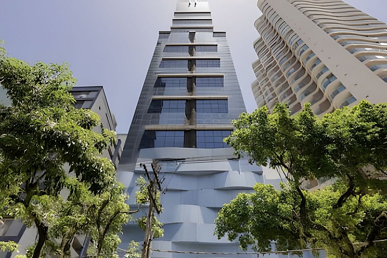 Flat na quadra da praia com cama queen!