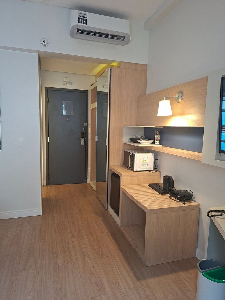 Flat na quadra da praia com cama king!