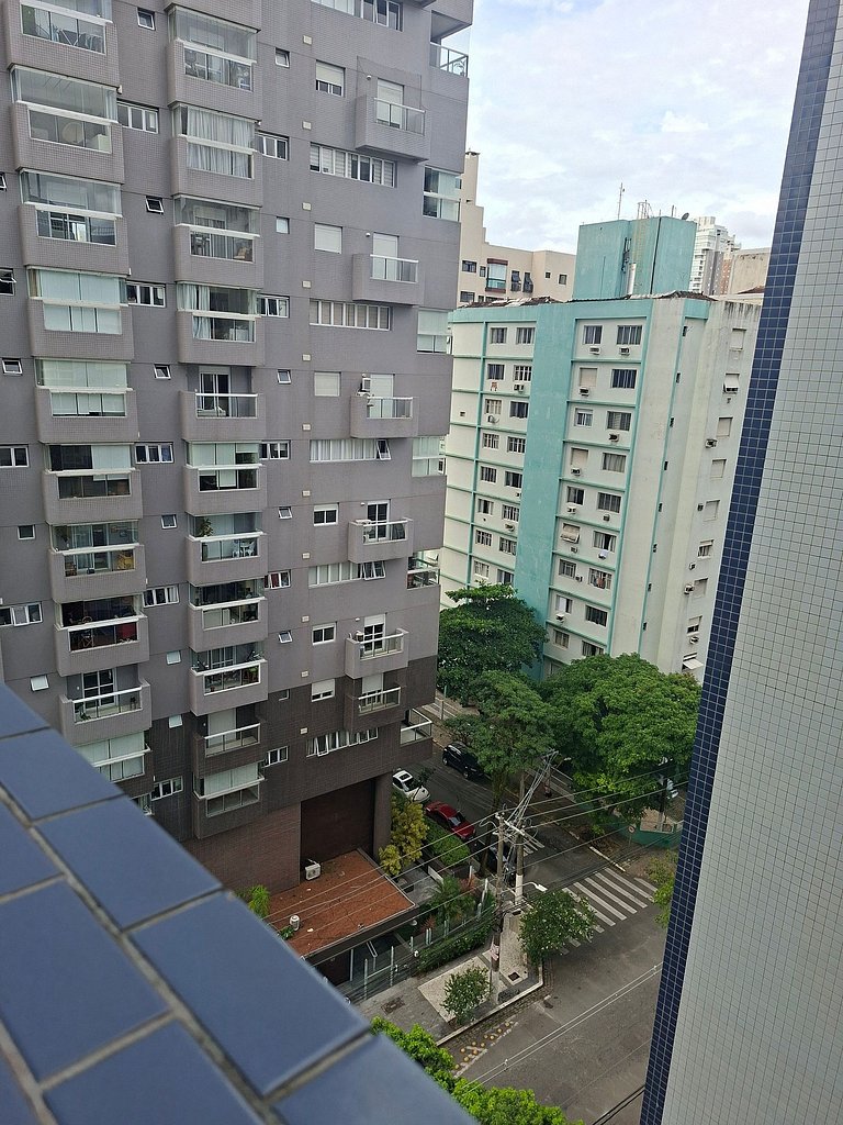 Flat na quadra da praia com cama king!