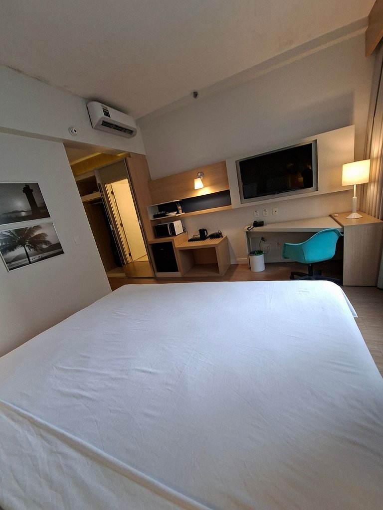 Flat na quadra da praia com cama king!