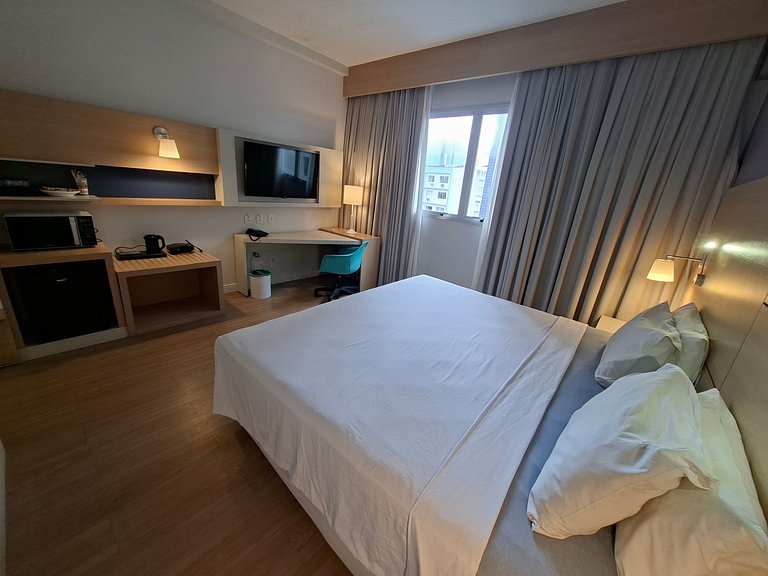 Flat na quadra da praia com cama king!