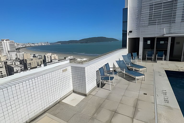 Flat decorado com vista mar