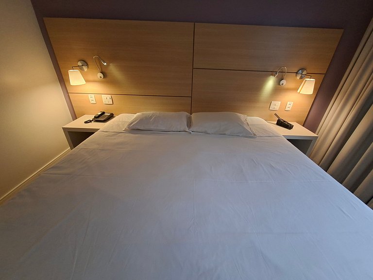 Studio com cama King na quadra da praia