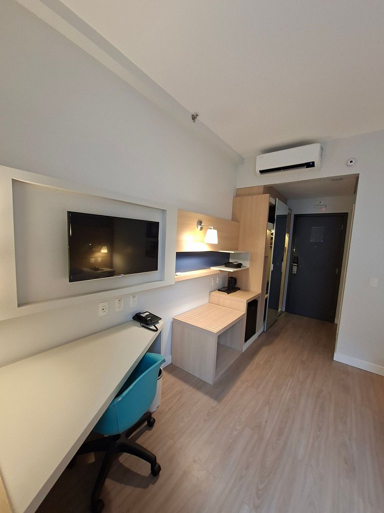 Studio com cama King na quadra da praia