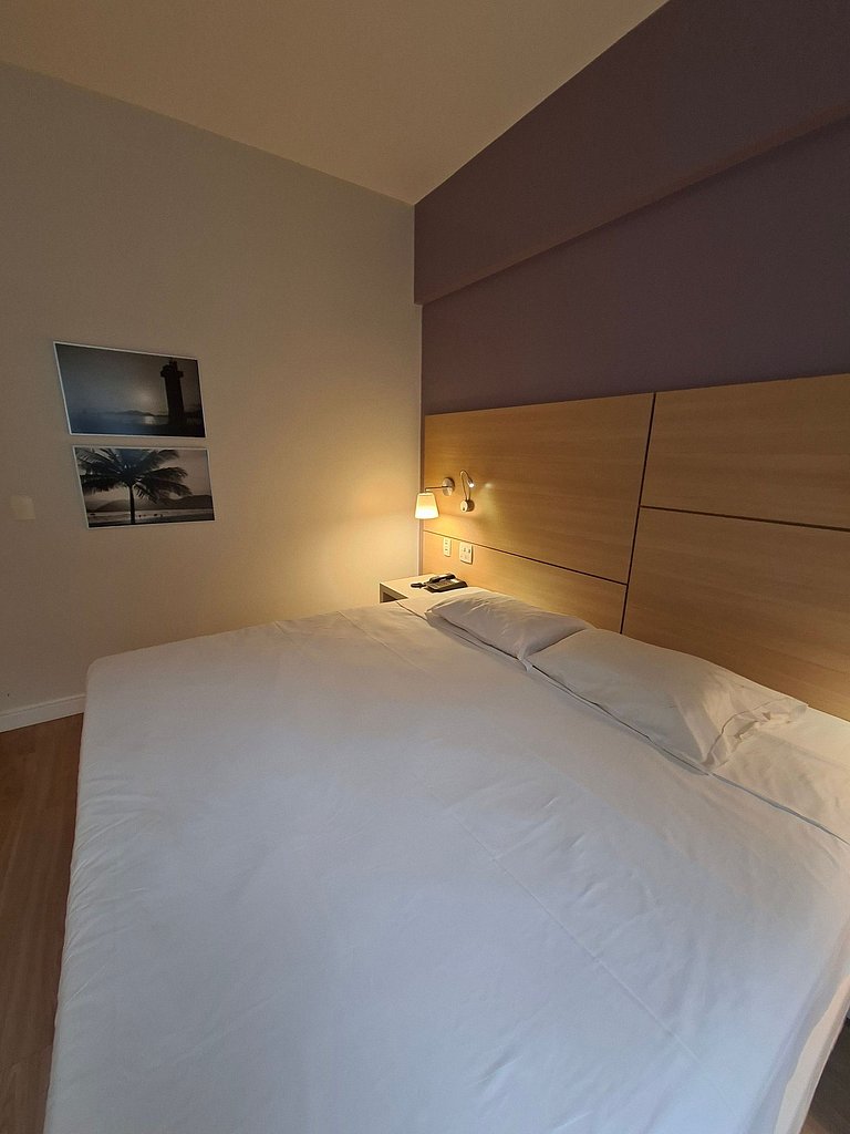 Studio com cama King na quadra da praia