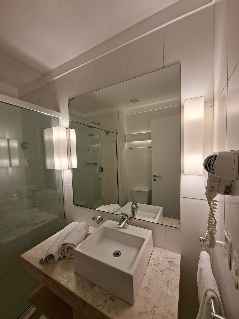 Studio com cama King na quadra da praia